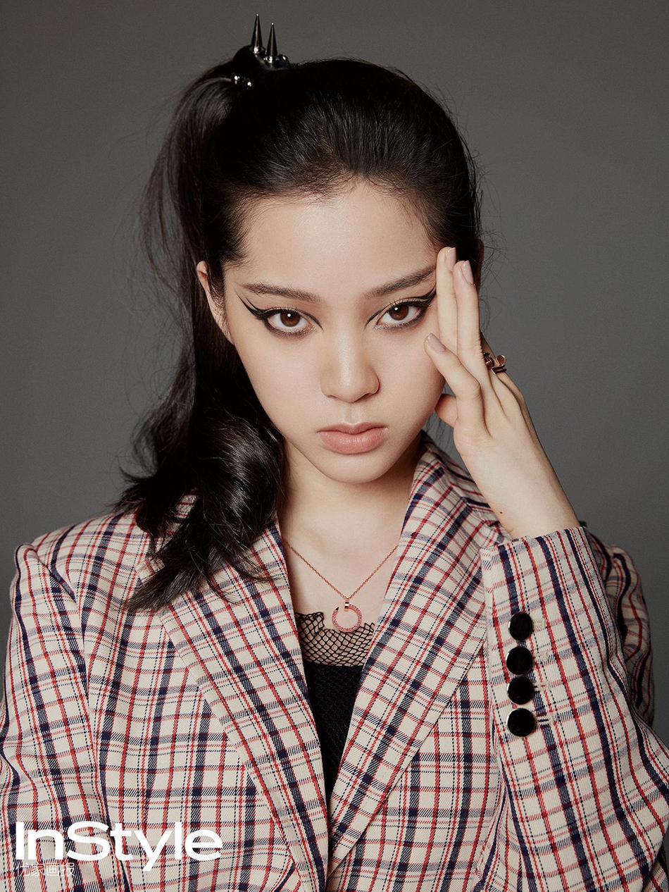 欧阳娜娜登封面02燕尾眼妆酷飒兼具