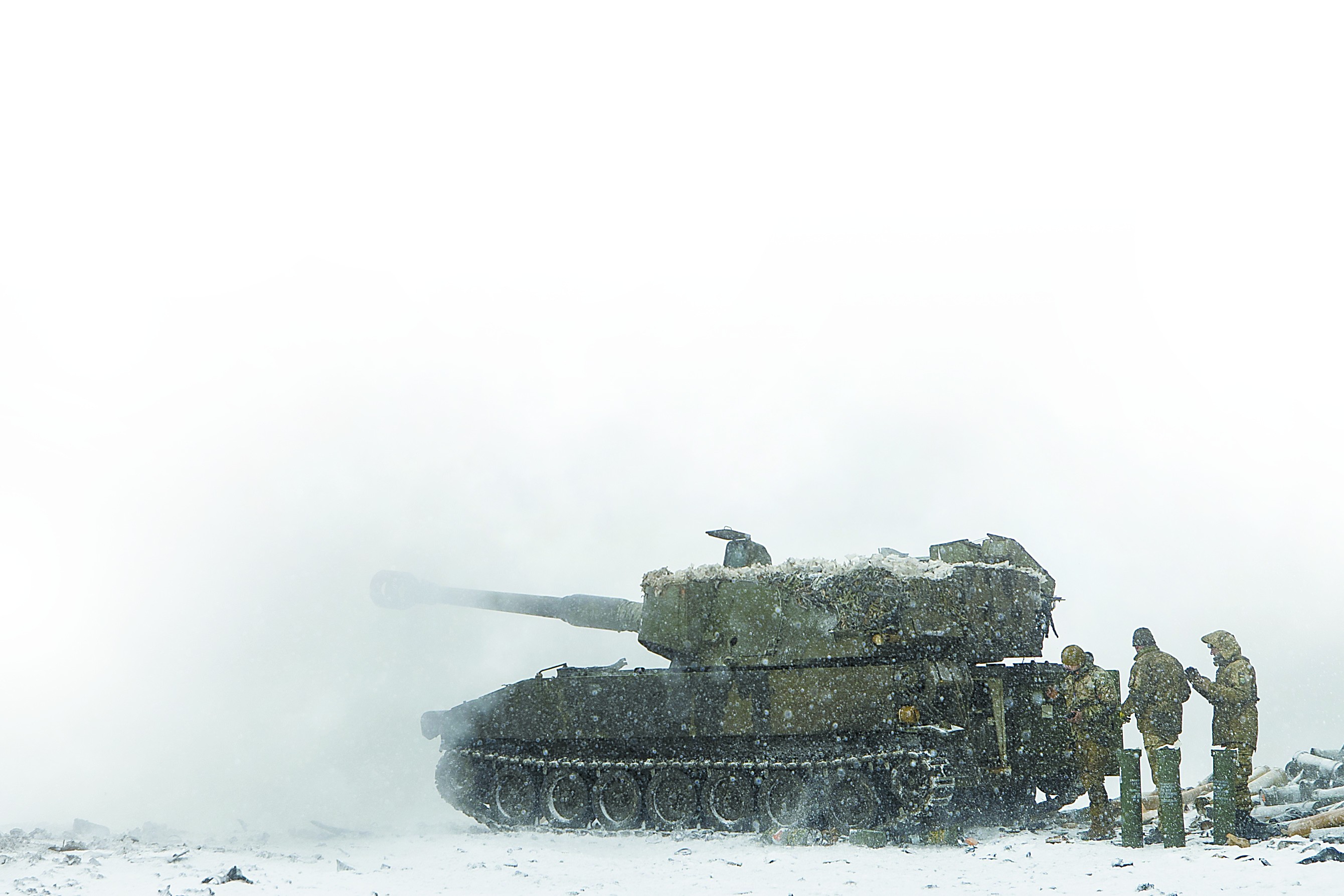 17日，乌军人在顿涅茨克地区用美制自行榴弹炮打击俄军阵地。 （视觉中国）