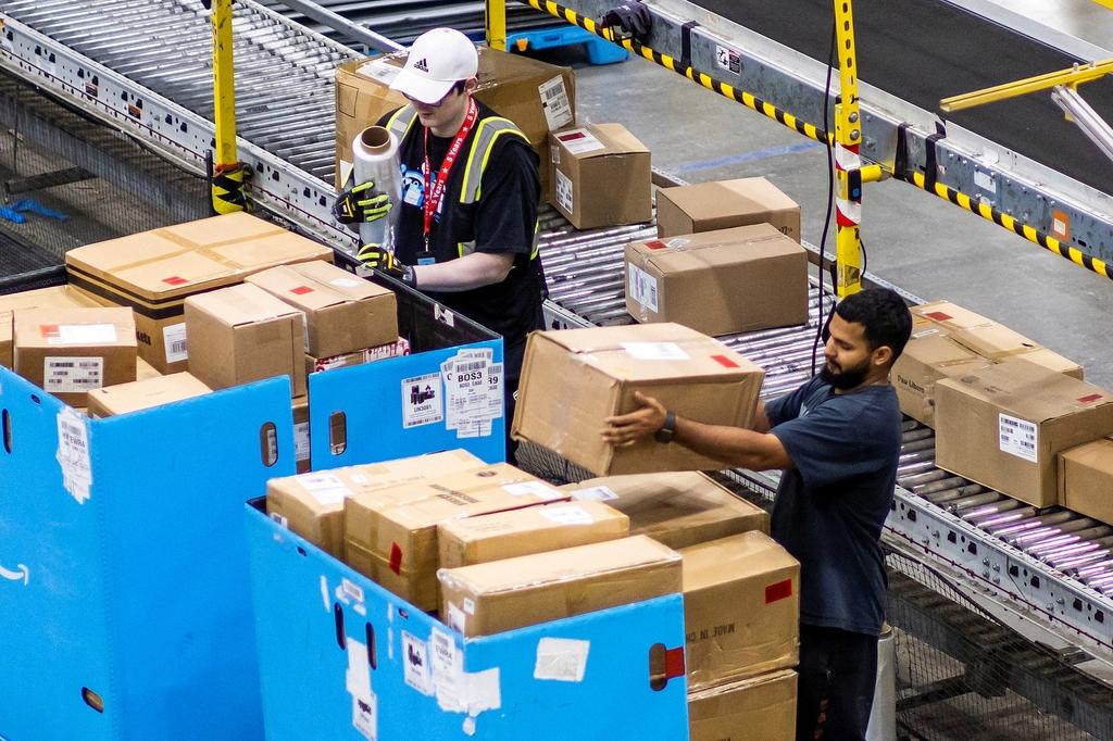 美国新泽西州亚马逊物流中心的工人在整理货品。(IC photo)