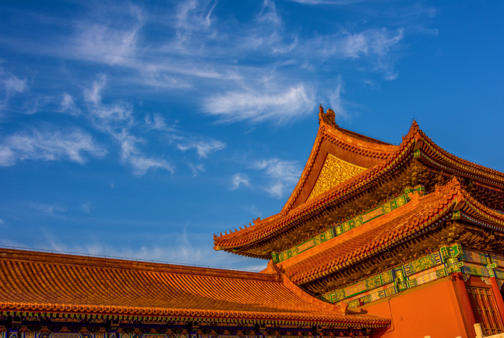 北京故宫上空惊现七彩祥云云卷云舒壮美如画