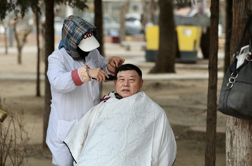 沈阳二月二龙抬头 街头剪发生意火