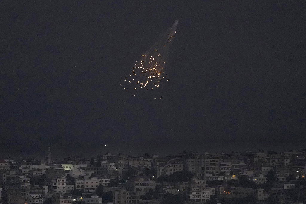 当地时间10月10日，黎巴嫩，一枚以色列炮弹在黎巴嫩南部Shebaa农场上空爆炸。（视觉中国）