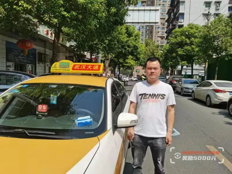 出租車後座上有個紙袋司機一摸發現不對勁