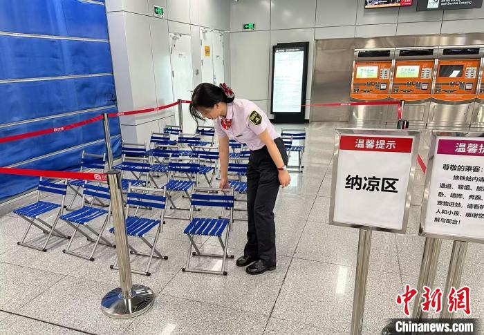 工作人员放置纳凉避暑凳子。合肥轨道交通供图