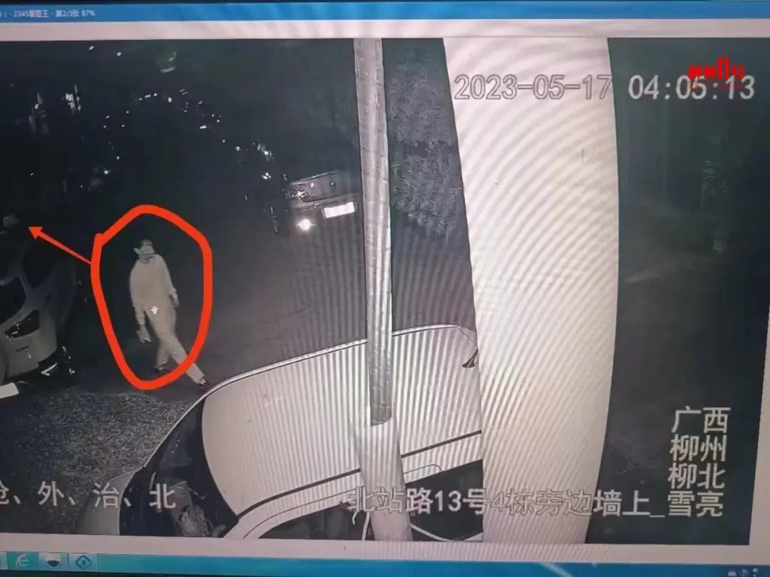 不满小区汽车太多？！柳州一男子半夜带着“液体”在停车场游走