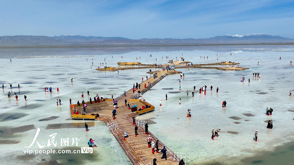 近年来,青海省海西蒙古族藏族州乌兰县挖潜茶卡盐湖丰富的旅游发展