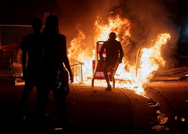 27日晚，明尼阿波利斯示威者焚烧购物车（路透社）