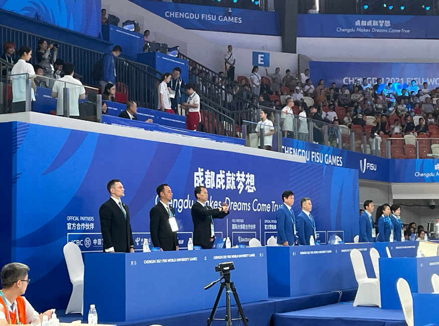 技术官员以武术传统抱拳礼相迎。祝欢 摄