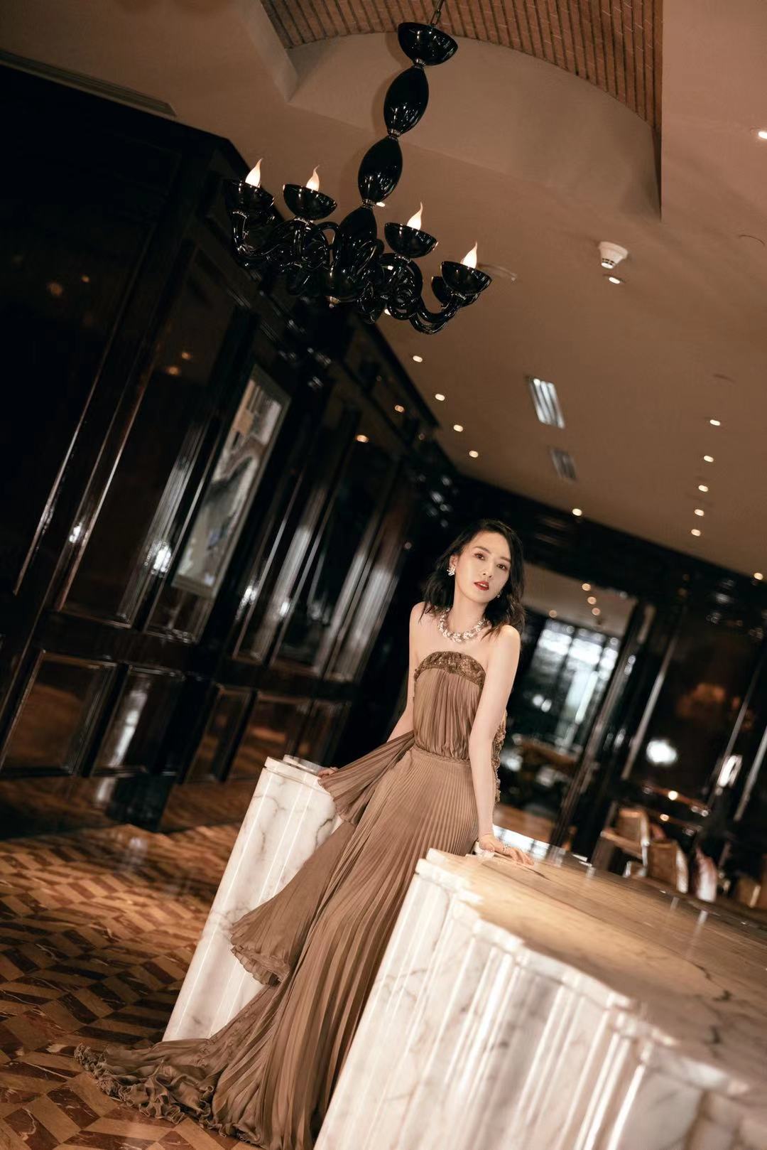 童瑶香槟色高定礼服 展现精美高级搭配