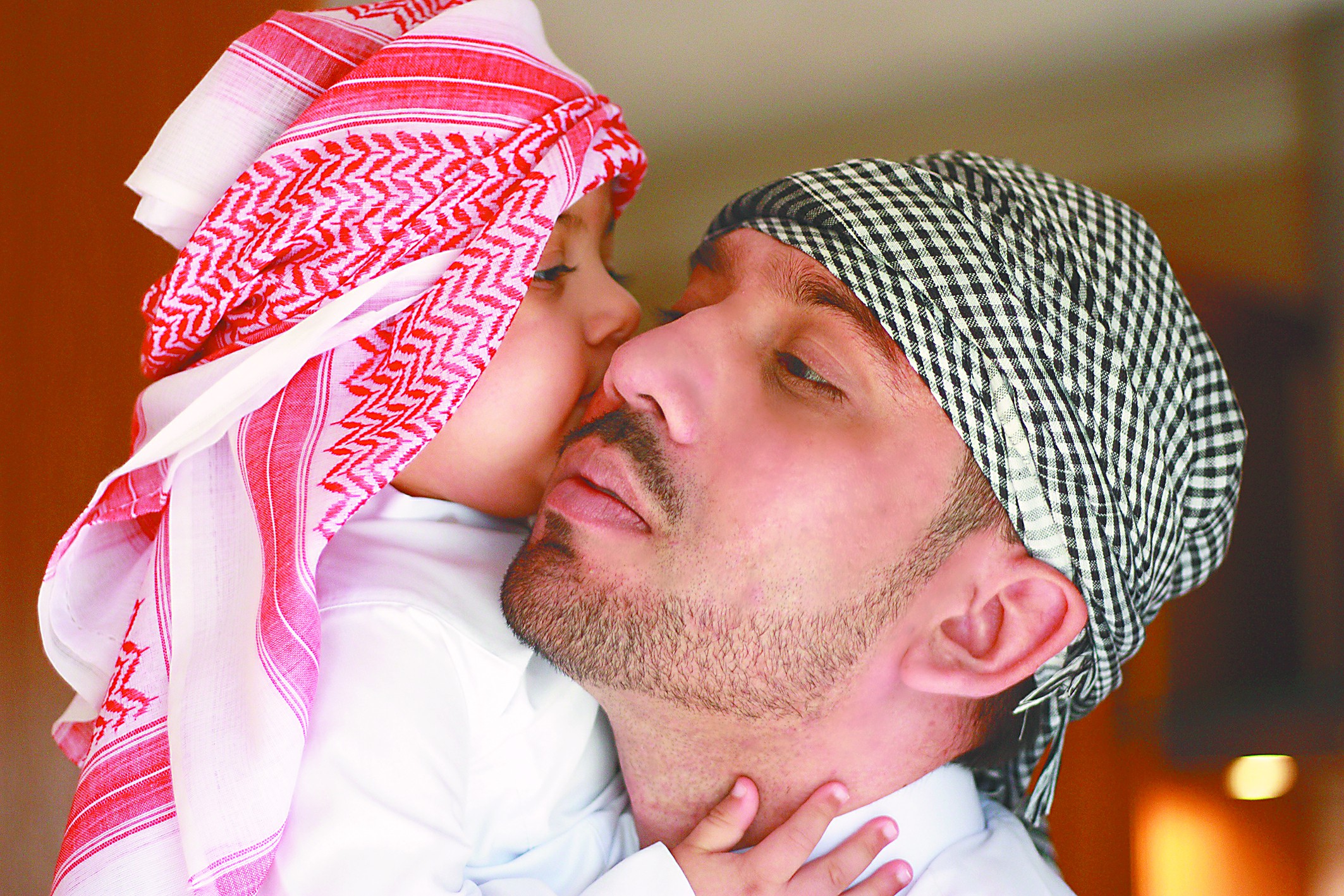 戴着阿拉伯头巾的父子