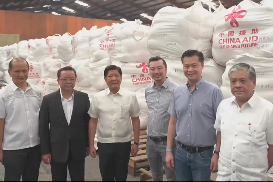 2023年6月16日，菲律宾总统马科斯在菲国家粮食署（NFA）仓库主持了中华人民共和国捐赠的2万吨化肥的交接仪式。 图源：菲律宾ABS-CBN新闻网报道配图