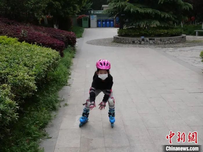 在爸爸的吉他教学工作室里，周昭妍很熟练地拿起吉他弹唱。 葛勇 摄