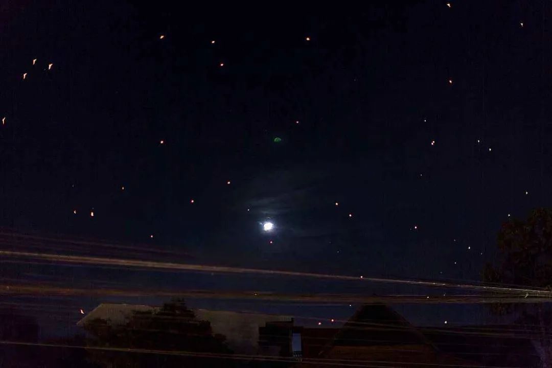 深夜10点浙江有人拍到天空中一神秘光团究竟是啥