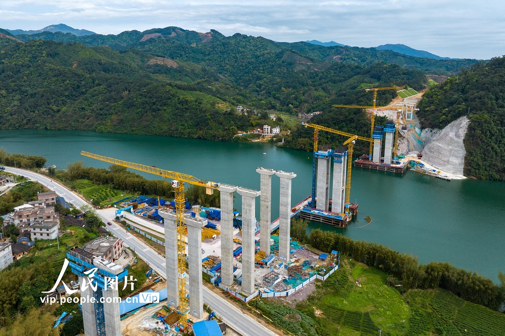 广西昭平加快苍昭高速公路桂江特大桥建设
