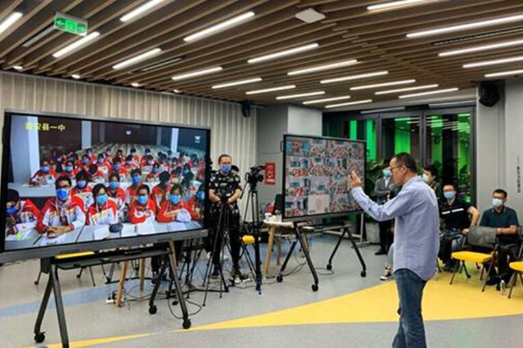 2020年5月，俞敏洪面向贵州高中生开展5G乡村教育第一课