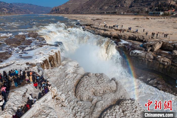 黄河壶口瀑布冰瀑与彩虹同框