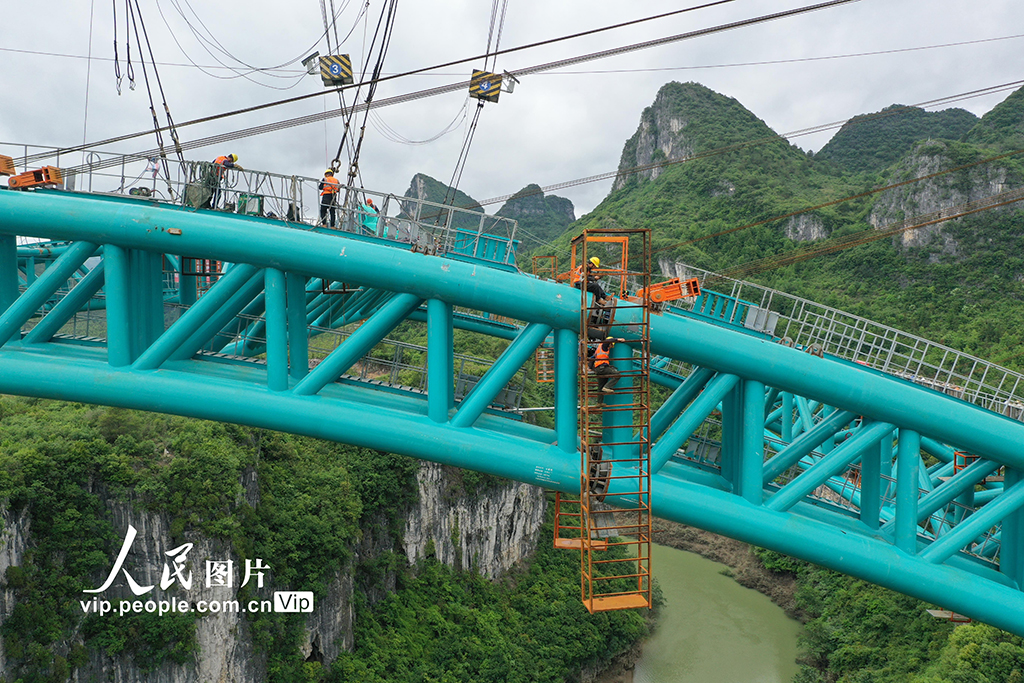 贵州:贵平高速拉密河特大桥钢管拱肋顺利合龙