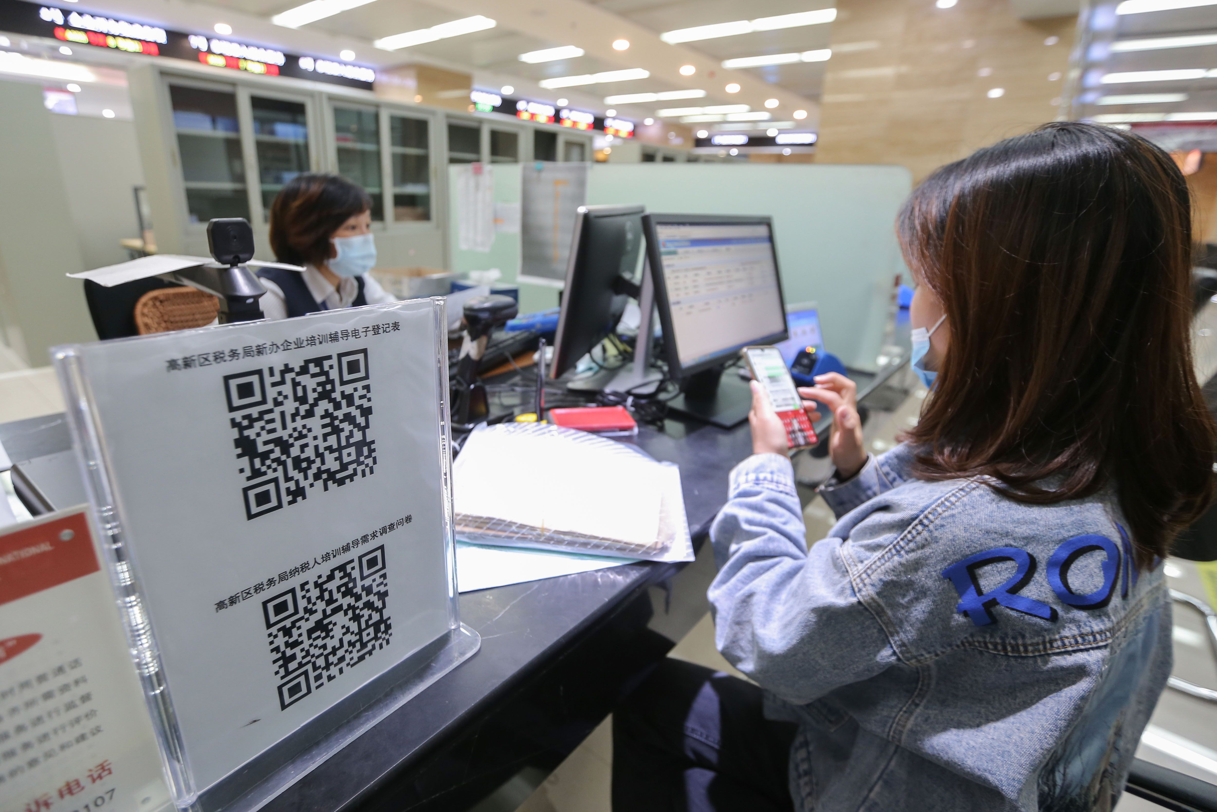 市民在手机上填写“新办企业培训辅导电子税务登记表”。