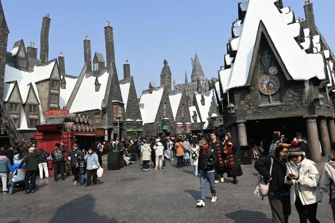 △ 北京环球影城,游客正在打卡《哈利·波特》等电影故事场景。