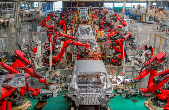 新能源汽车小镇零跑汽车智能工厂车间里,智能化生产线繁忙有序运转