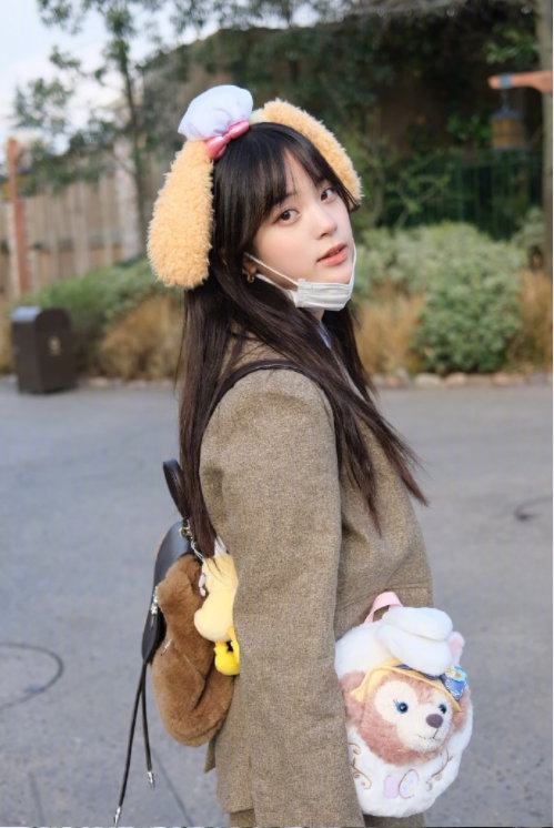 3月18日,欧阳娜娜在微博晒出自己在迪士尼拍的写真,她身穿百褶裙套装