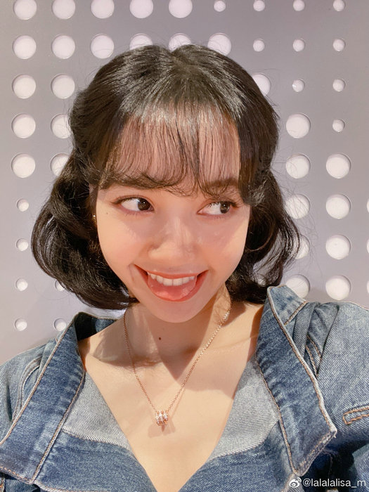 lisa穿v领牛仔衣秀锁骨 吐舌托腮卖萌