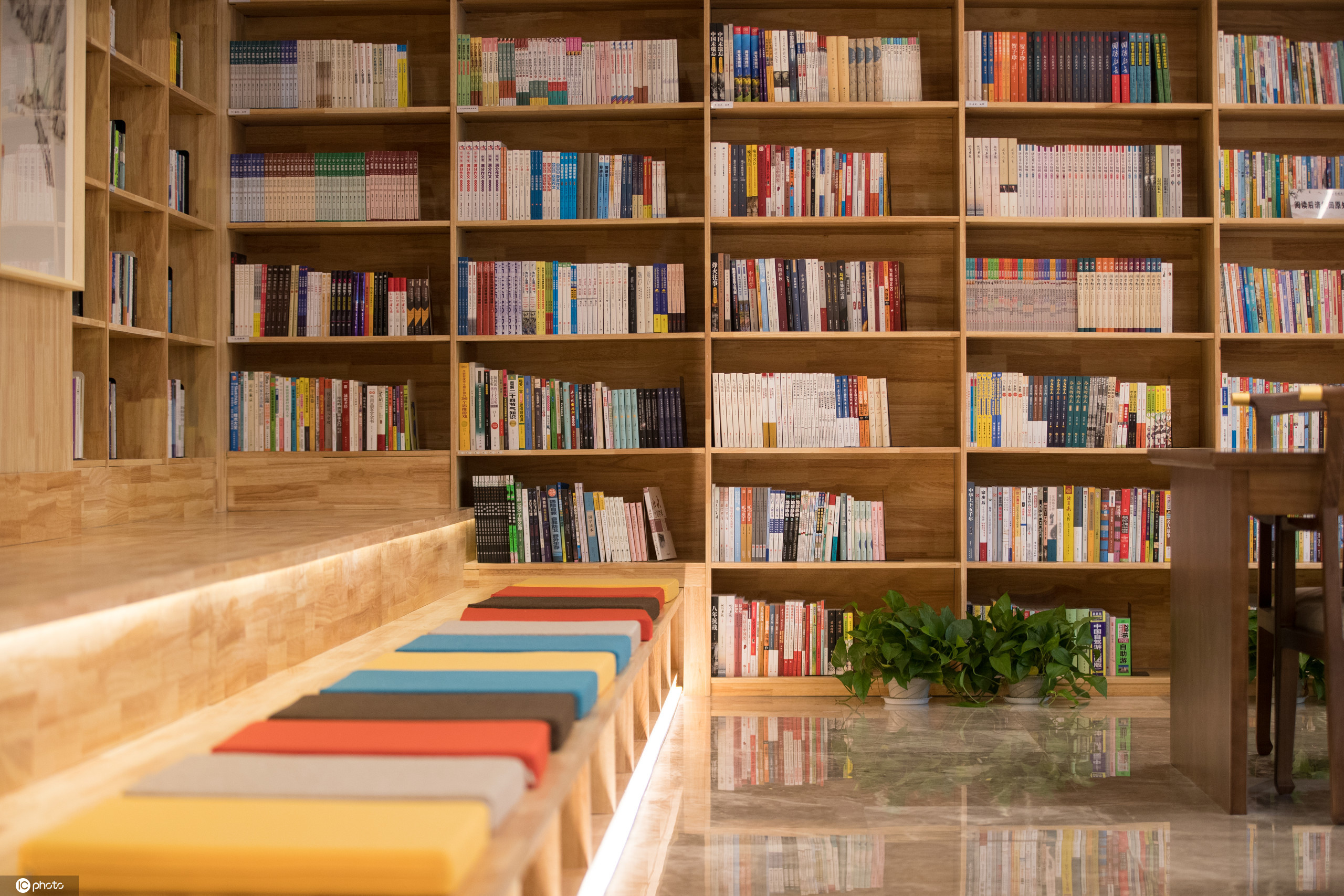 济南首个24小时无人值守泉城书房开放市民可凭身份证免费借书