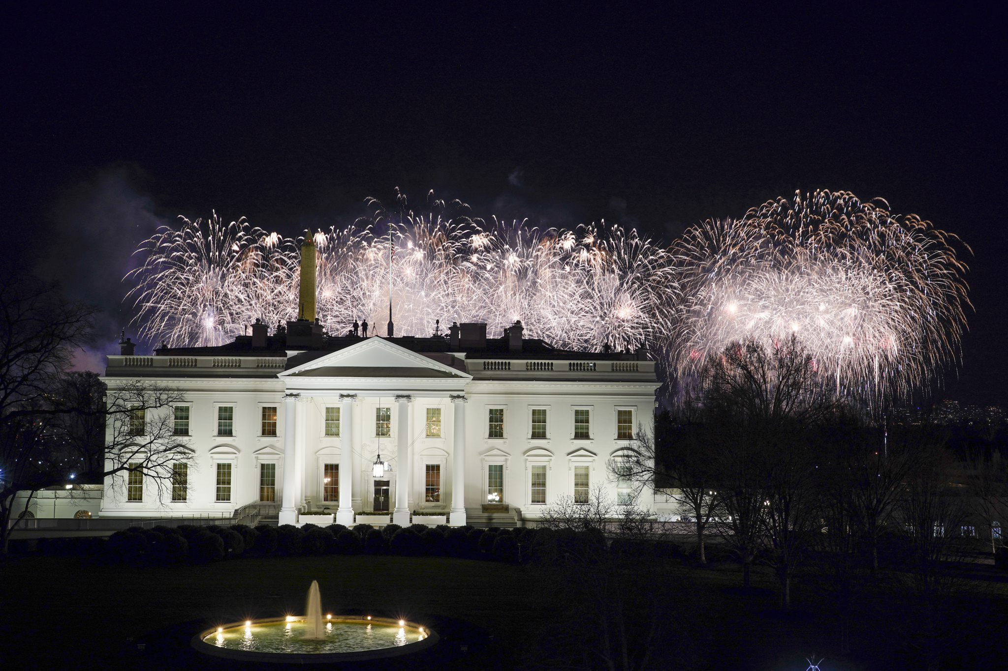 拜登就任美国总统,与夫人现身白宫阳台观看烟花表演