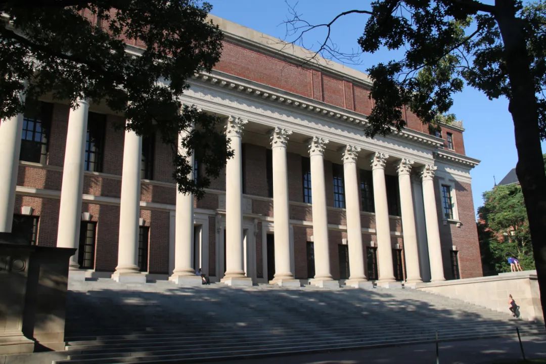 法官伯勒斯14日在开庭审理哈佛大学和麻省理工学院提起的相关诉讼时