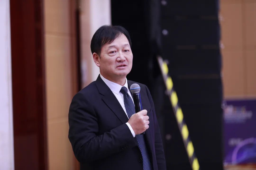 中国畜牧业协会猪业分会执行会长秦英林主持