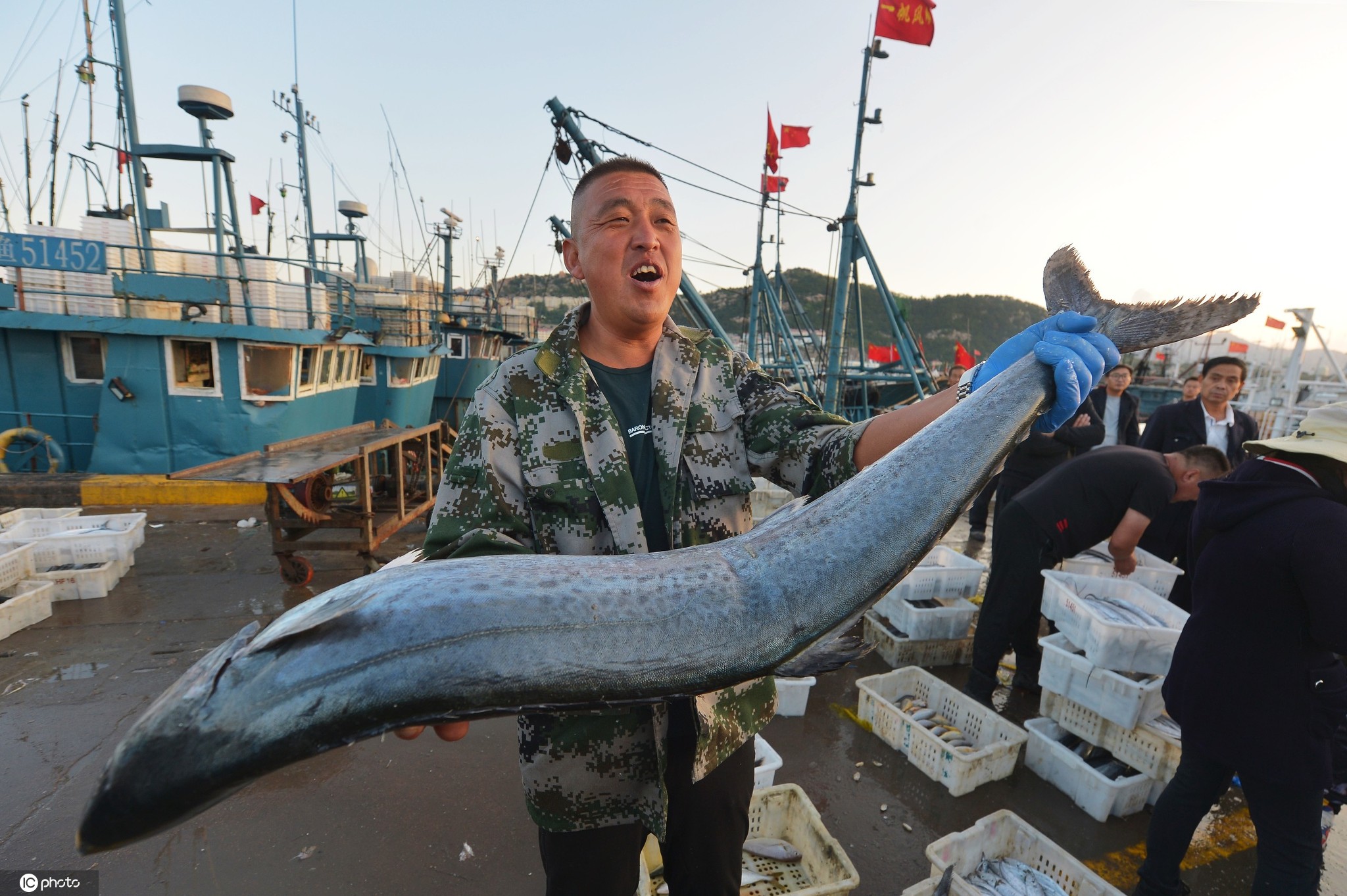 山东青岛中秋临近渔业捕捞进入产销旺季渔港码头一片繁忙