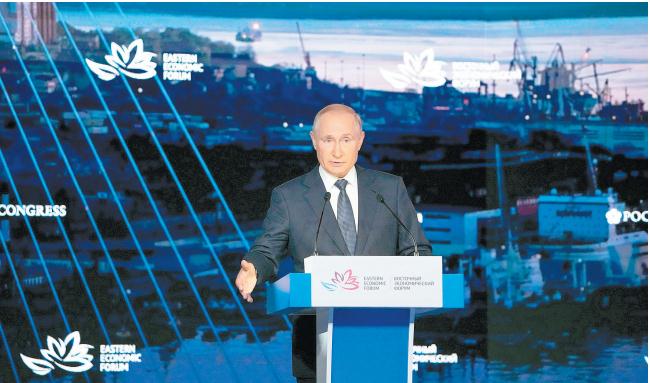  俄罗斯总统普京在东方经济论坛全会上发表讲话。