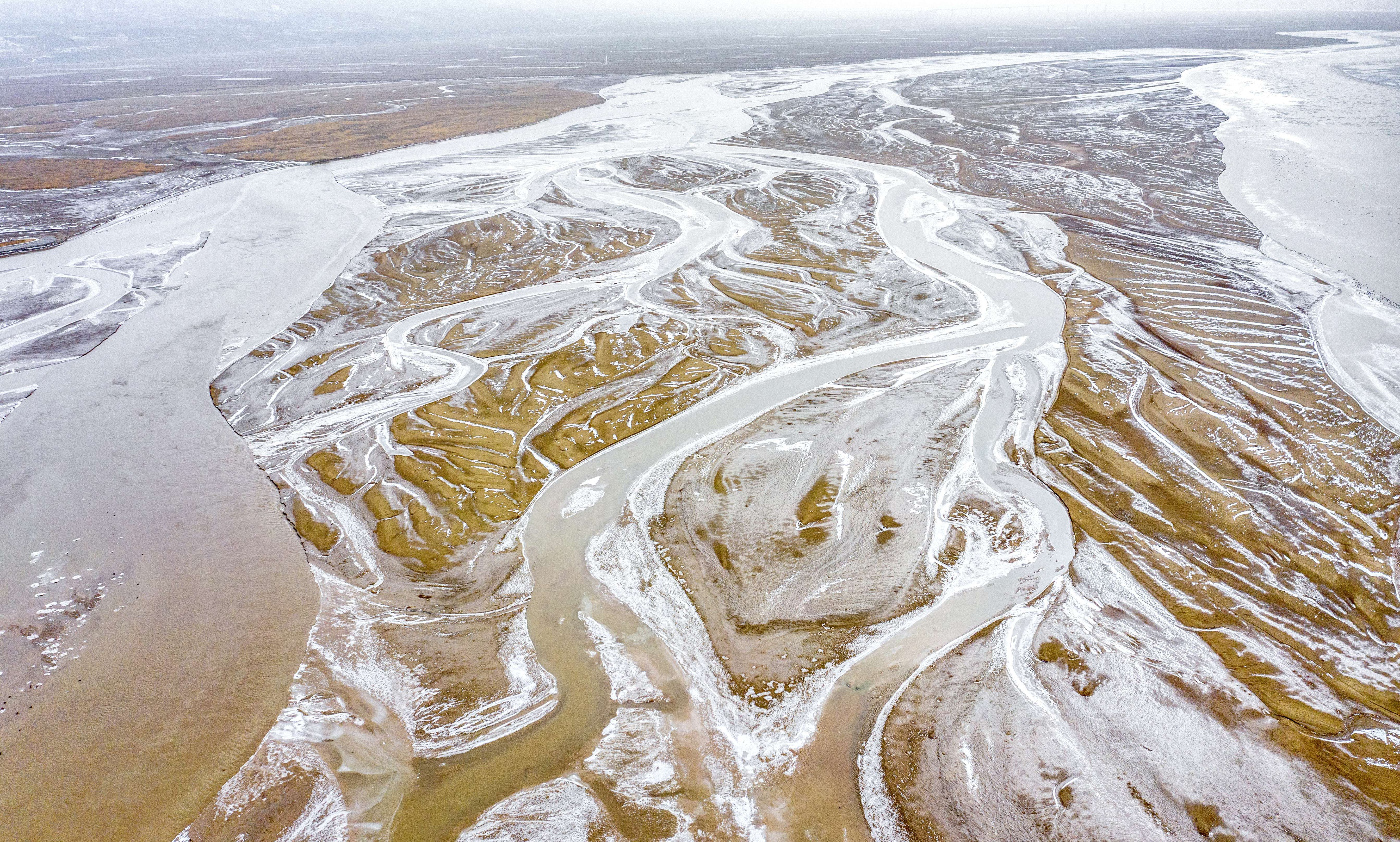 寒冬时节山西万荣黄河河床裸露细流结冰呈现别样美