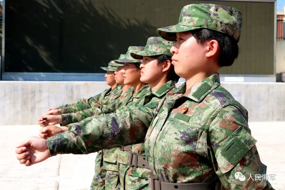 女兵入伍前后对比照图片