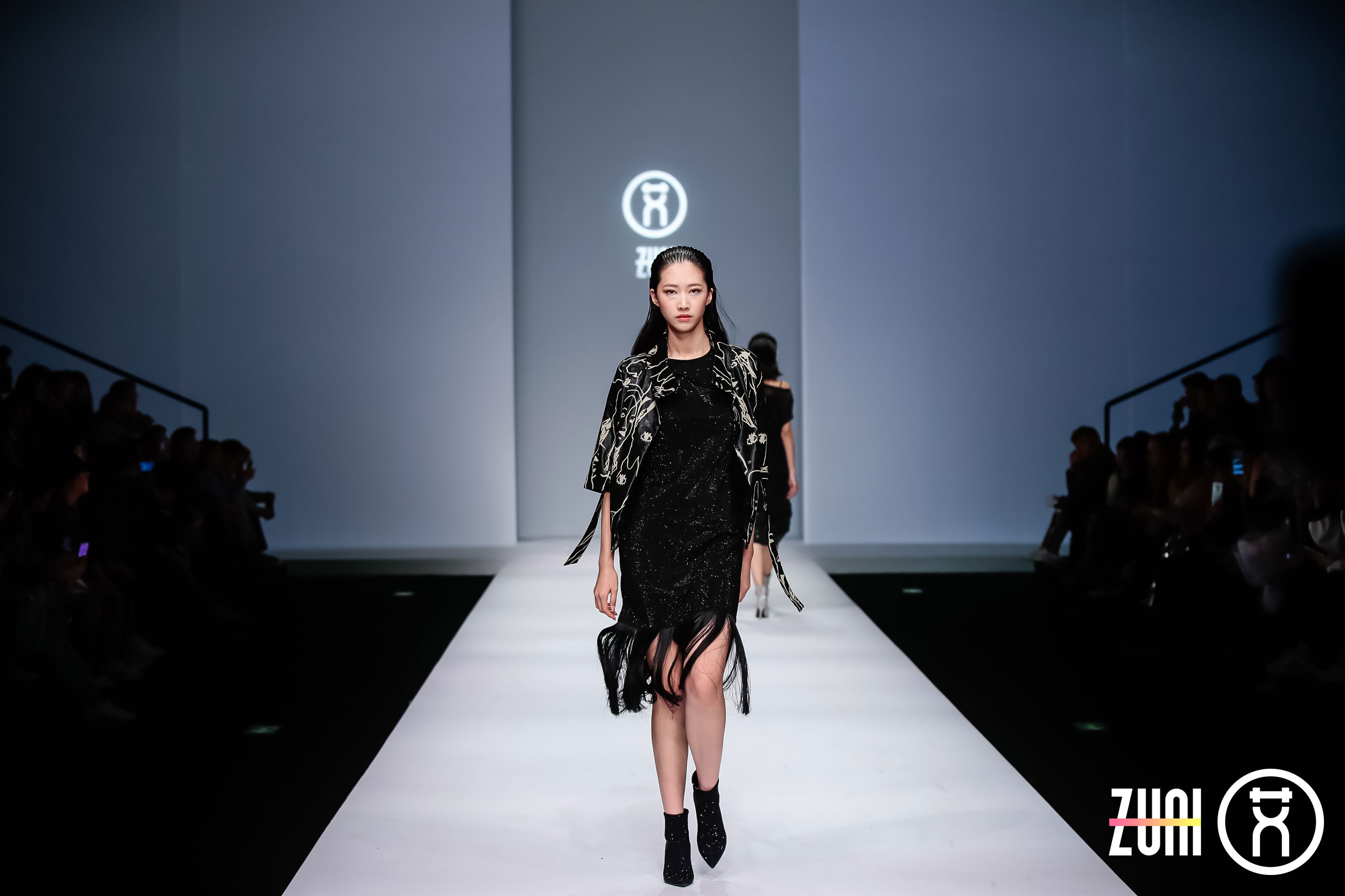 2020春夏高定"珍艾·至裳"全球首秀虽然这是"zuai祖艾"在国际时尚舞台