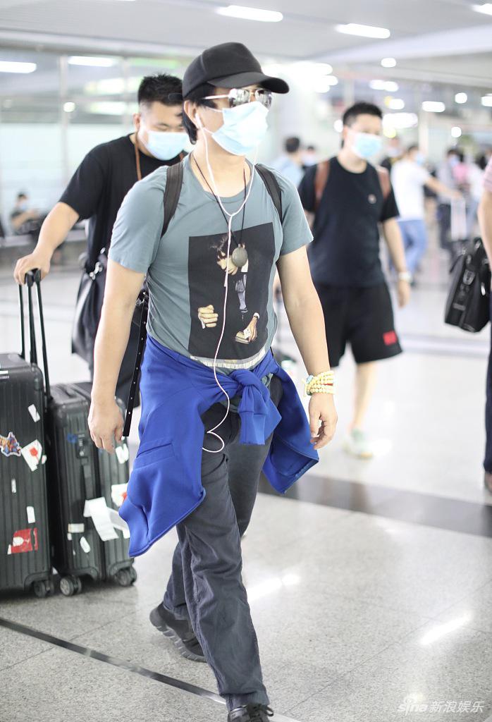 郑钧带儿子搭机造型休闲02萌娃郑熙岳忙拧瓶盖笑眼可爱