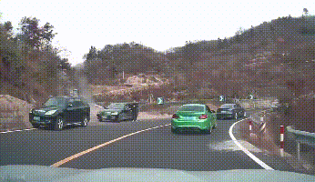 有市民用行车记录仪拍下的摩托车飞驰一幕。