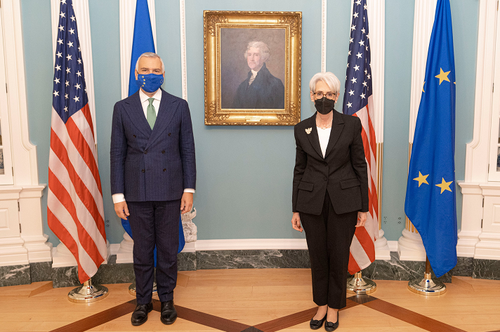 美国副国务卿舍曼（右）与欧盟对外行动署秘书长萨尼诺