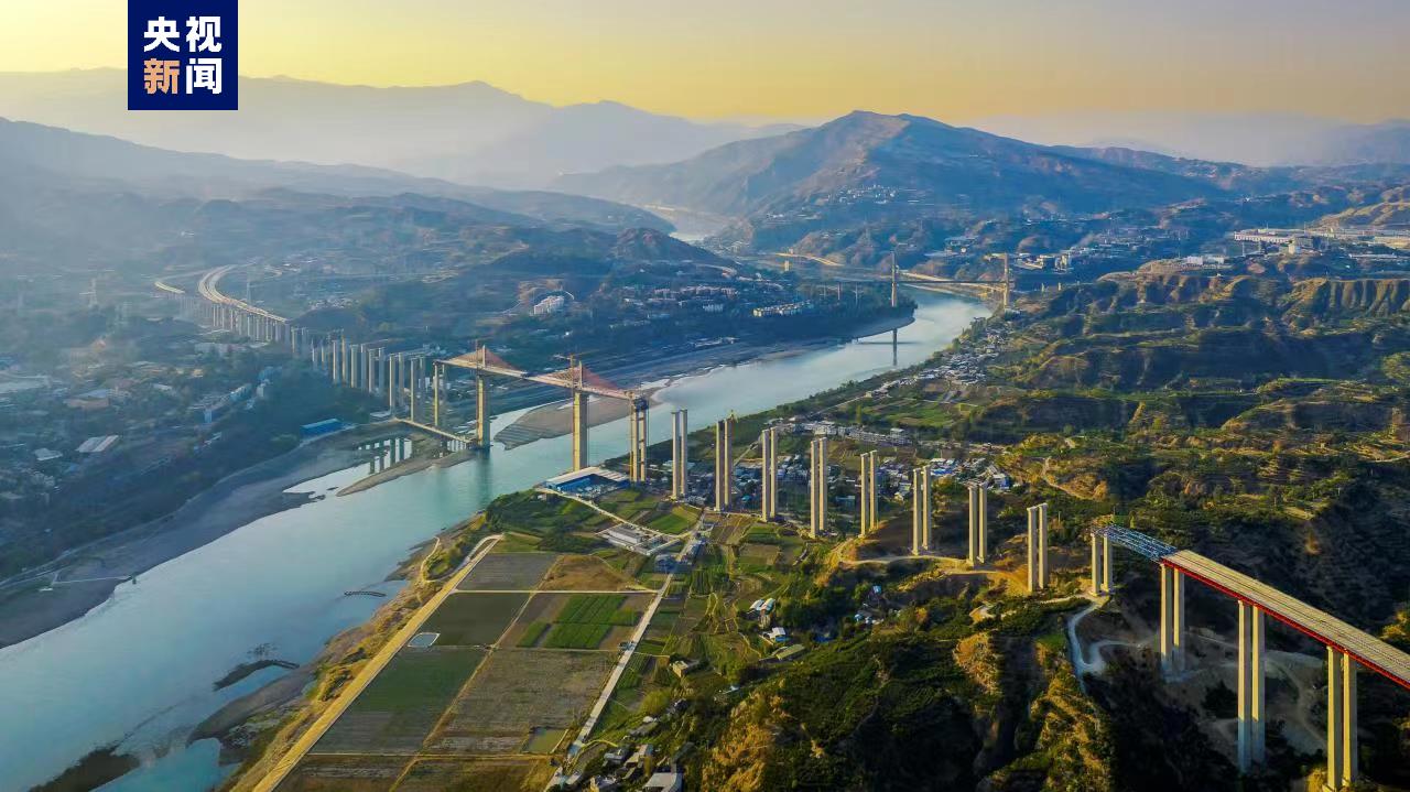 四川沿江高速钒钛高新区大桥主桥合龙