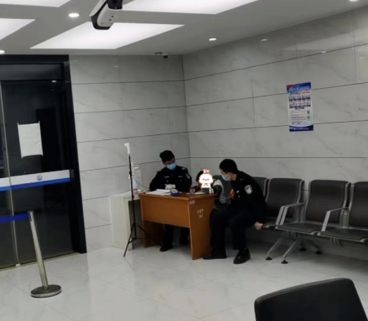 杭州小男孩抱着作业本哭着跑来派出所民警听完原因表示非常理解