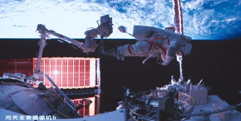 在空间站舱外工作的中国航天员蔡旭哲。（图源：央视截屏）
