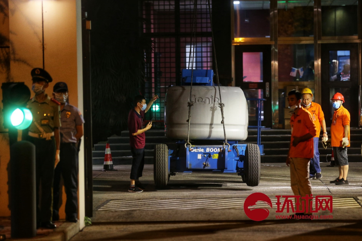 2020年7月27日凌晨,成都市民围观美领馆搬家。