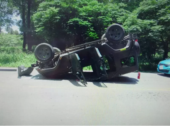 台军一辆军车与小客车发生碰撞造成整车翻覆（图片来源：台湾《联合报》）