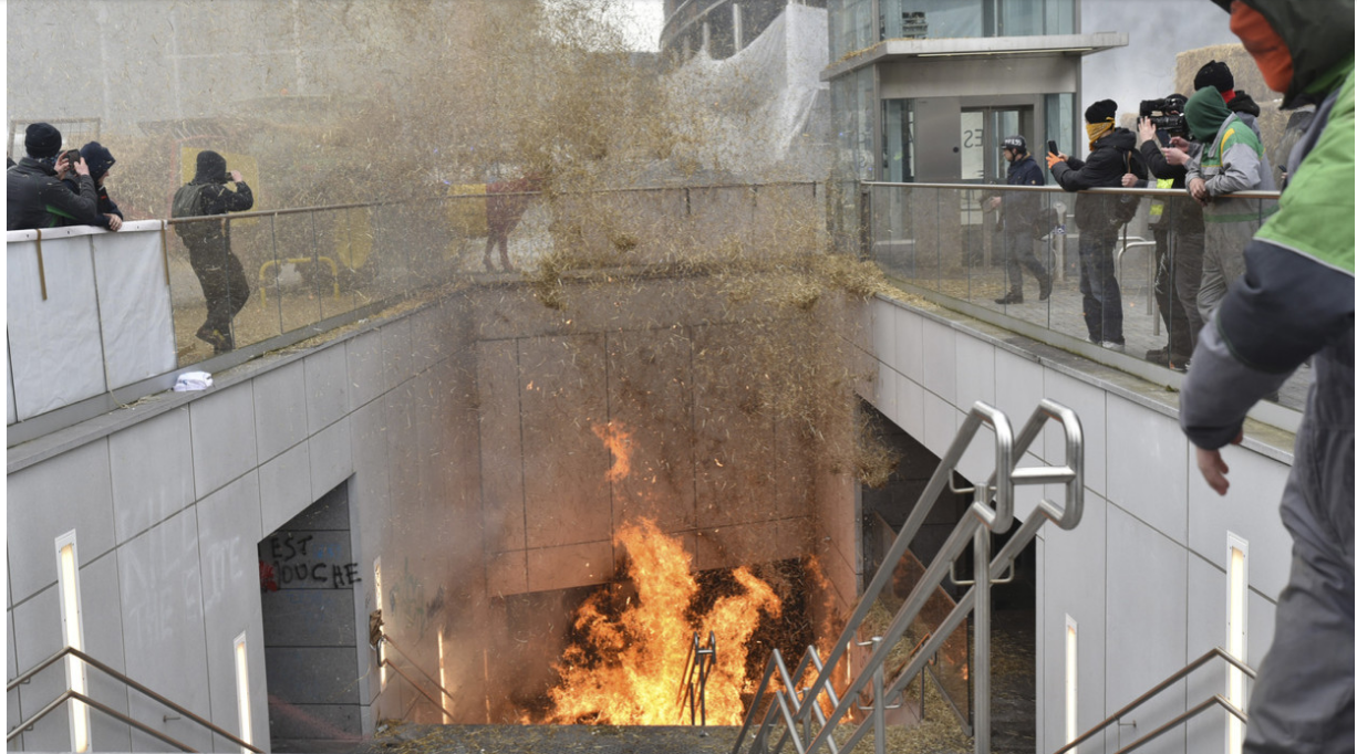 3月26日，布鲁塞尔地铁站附近的抗议者焚烧稻草 图自RT