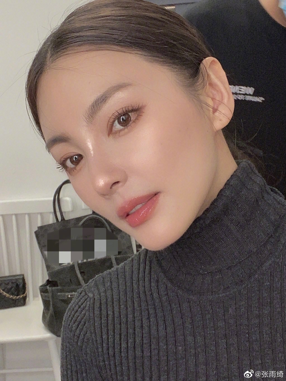 张雨绮晒怼脸自拍眼神温柔颜值超能打