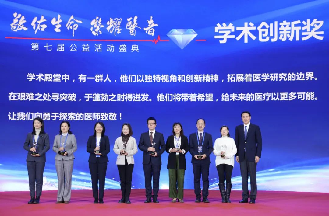 北京大学原党委常务副书记刘玉村(右一)为"学术创新奖"获奖者颁奖.