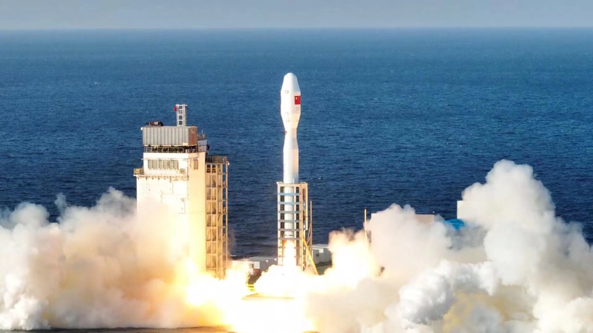 新型火箭成功完成中国首次海上热发射