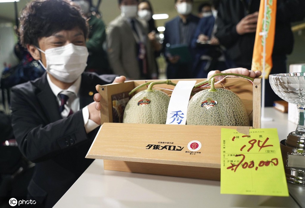 當地時間2021年5月24日,日本北海道札幌市,批發市場裡的兩個