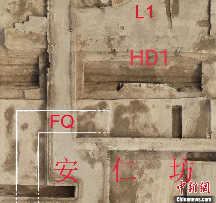 安仁坊西北角坊墙、角门与门外水渠上的涵洞航拍图。 陕西省文物局供图