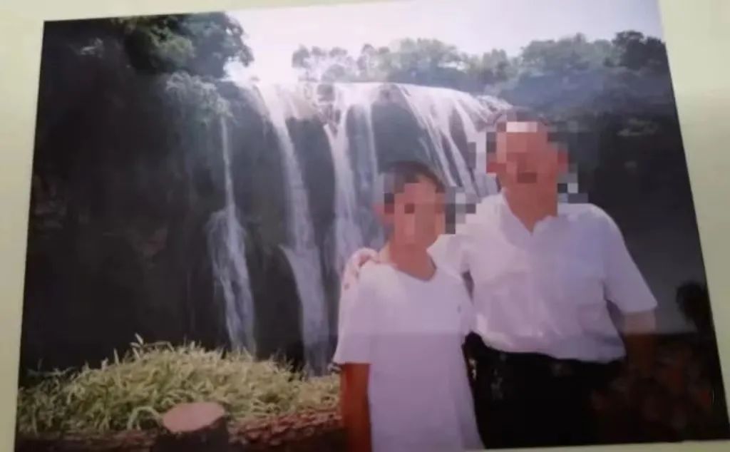 李甲和爷爷李某一起旅游时的合照。(图片来源:上游新闻)